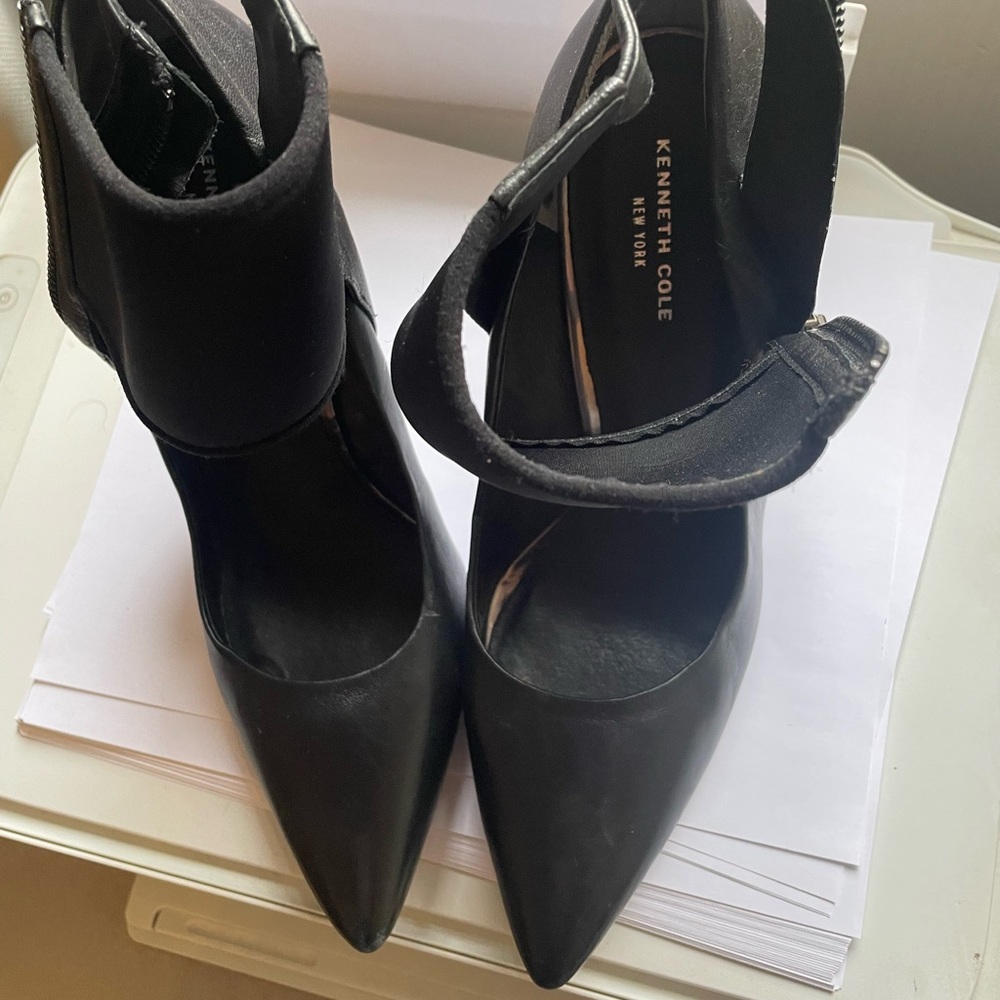 Preowned/final sale black pointe heel zipper on the side